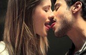 Як правильно цілуватися взасос? Як правильно цілуватися з язиком?