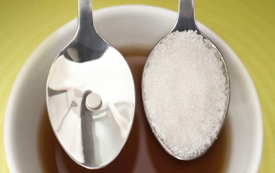 Чому слід уникати підсолоджених цукрозамінниками газованих напоїв?