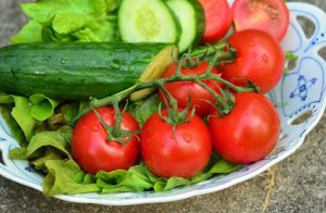 Помідори і огірки – заборонене поєднання? Чому не можна їсти помідори з огірками разом і з чим їх краще поєднувати